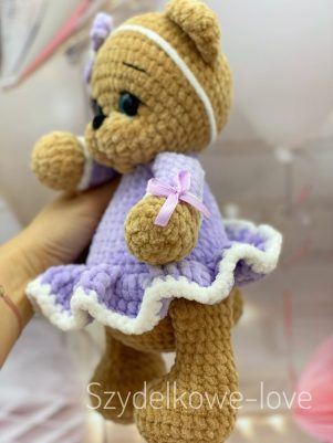 Maskotka Miś w sukience wykonany szydełkiem 2