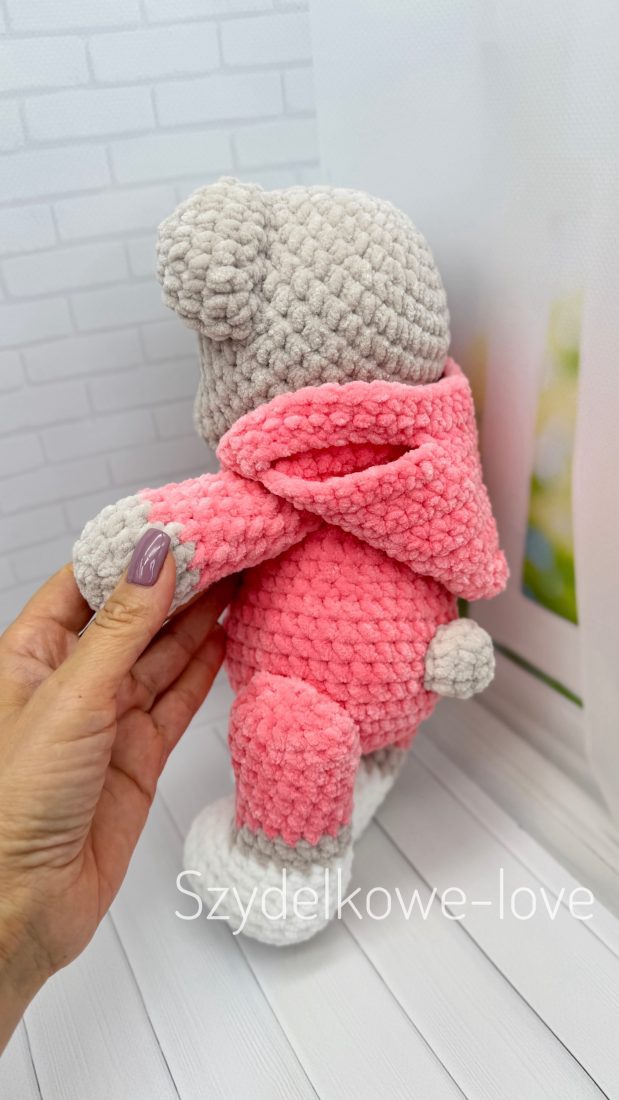 SZYDEŁKOWE LOVE maskotki premium Miś z kapturkiem i bucikach wykonany szydełkiem SZYDEŁKOWE LOVE maskotki premium