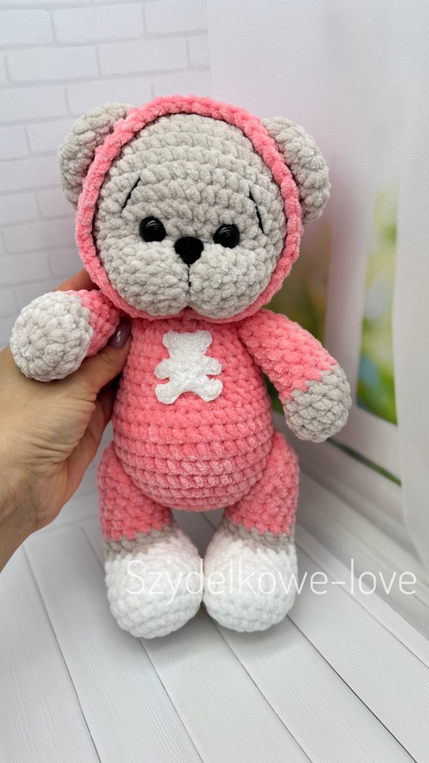 SZYDEŁKOWE LOVE maskotki premium Miś z kapturkiem i bucikach wykonany szydełkiem SZYDEŁKOWE LOVE maskotki premium