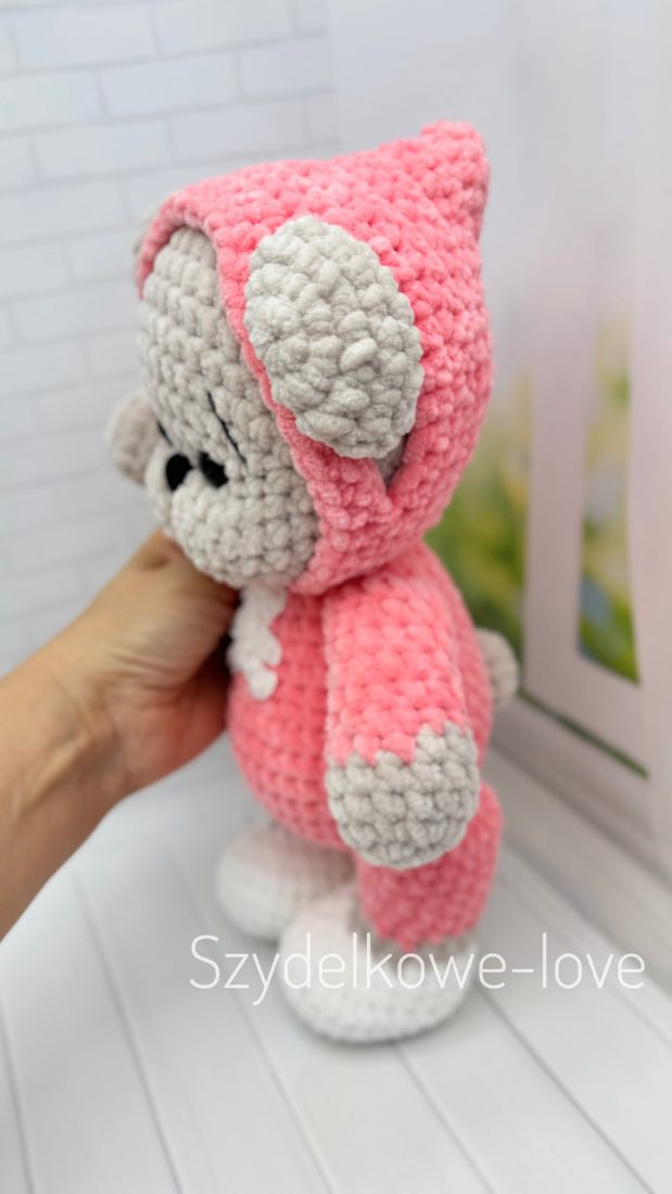 SZYDEŁKOWE LOVE maskotki premium Miś z kapturkiem i bucikach wykonany szydełkiem SZYDEŁKOWE LOVE maskotki premium