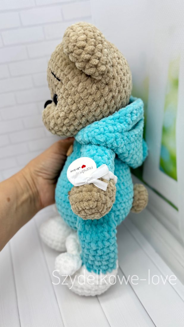 SZYDEŁKOWE LOVE maskotki premium Miś z kapturkiem i bucikach wykonany szydełkiem SZYDEŁKOWE LOVE maskotki premium