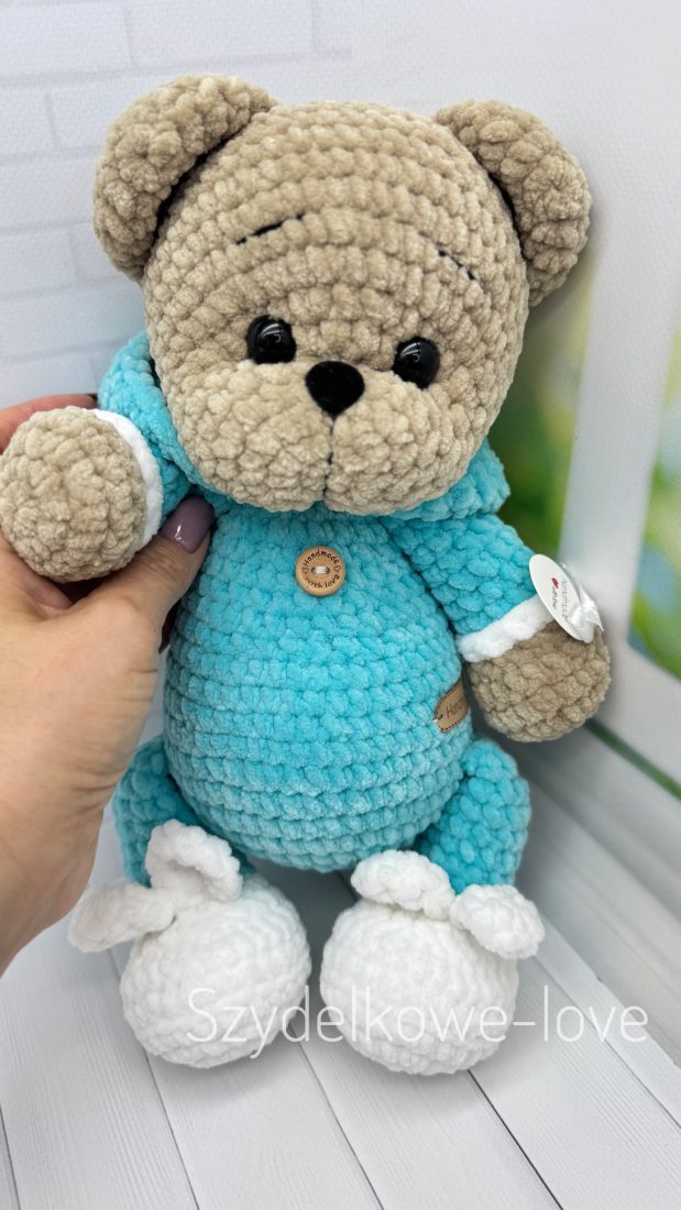 SZYDEŁKOWE LOVE maskotki premium Miś z kapturkiem i bucikach wykonany szydełkiem SZYDEŁKOWE LOVE maskotki premium