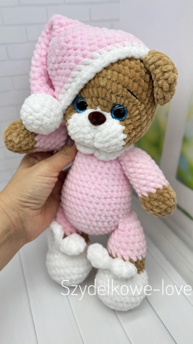 SZYDEŁKOWE LOVE maskotki premium Miś w czapeczce wykonany szydełkiem SZYDEŁKOWE LOVE maskotki premium