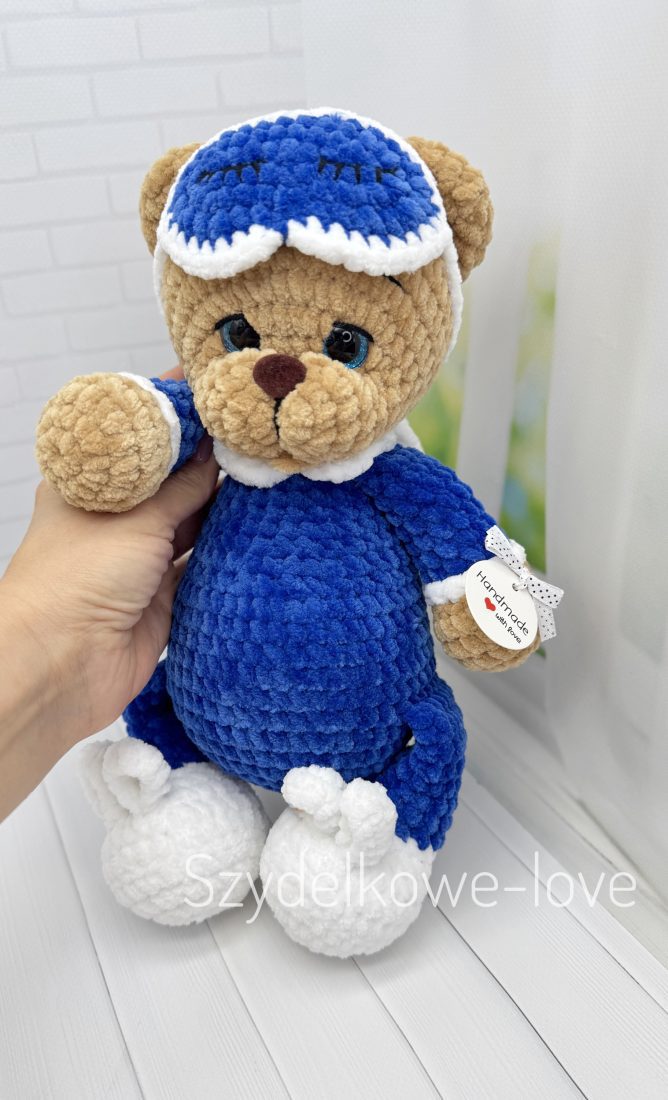 SZYDEŁKOWE LOVE maskotki premium Miś w bucikach wykonany szydełkiem SZYDEŁKOWE LOVE maskotki premium