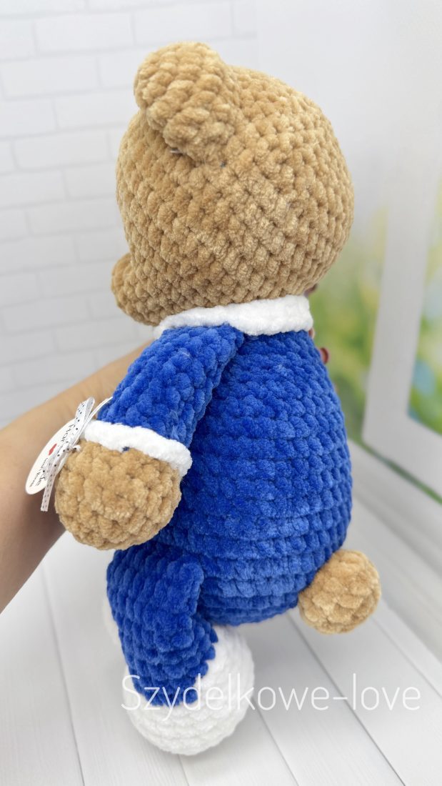 SZYDEŁKOWE LOVE maskotki premium Miś w bucikach wykonany szydełkiem SZYDEŁKOWE LOVE maskotki premium