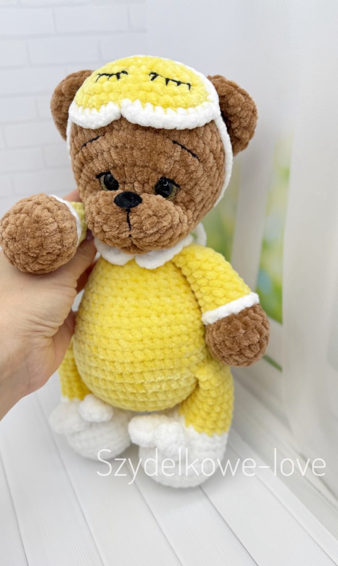 SZYDEŁKOWE LOVE maskotki premium Miś w bucikach wykonany szydełkiem SZYDEŁKOWE LOVE maskotki premium