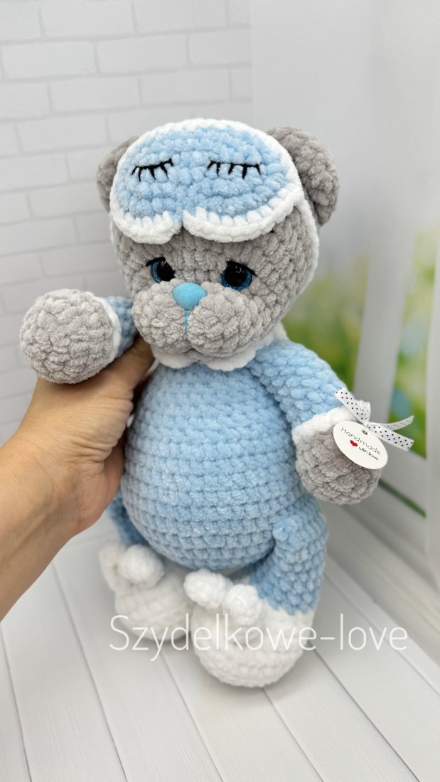 SZYDEŁKOWE LOVE maskotki premium Miś w bucikach wykonany szydełkiem SZYDEŁKOWE LOVE maskotki premium