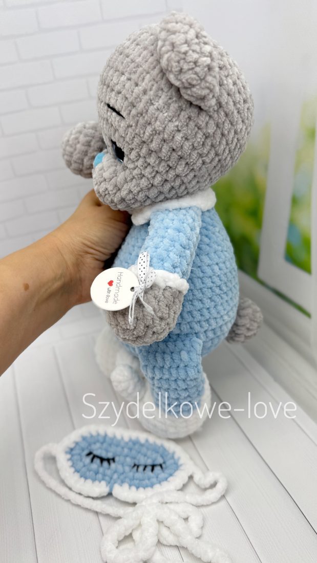 SZYDEŁKOWE LOVE maskotki premium Miś w bucikach wykonany szydełkiem SZYDEŁKOWE LOVE maskotki premium