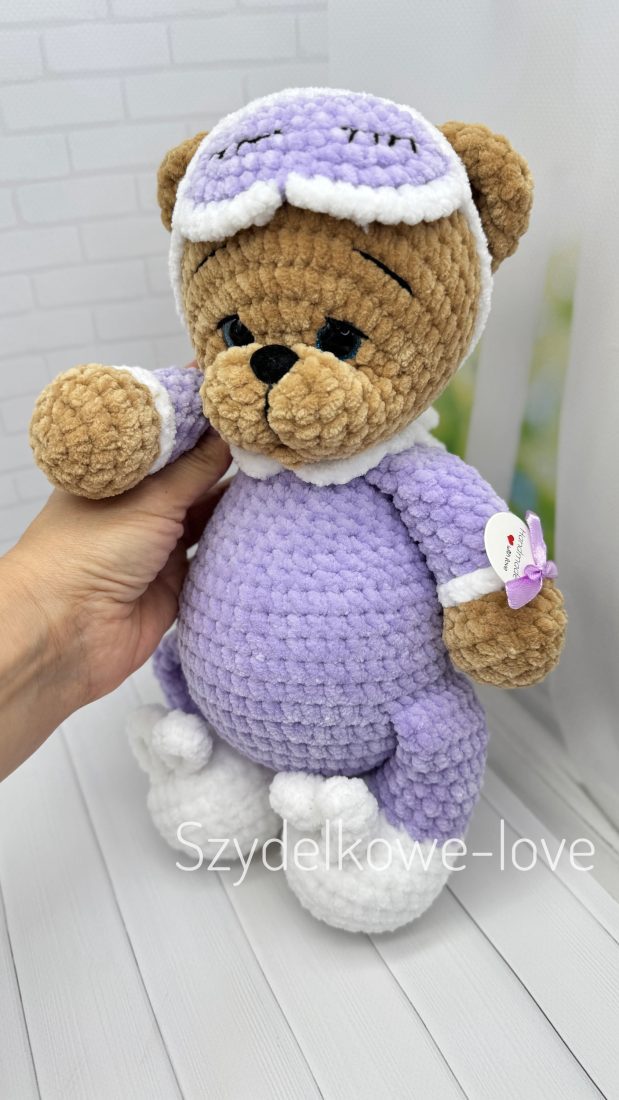 SZYDEŁKOWE LOVE maskotki premium Miś w bucikach wykonany szydełkiem SZYDEŁKOWE LOVE maskotki premium