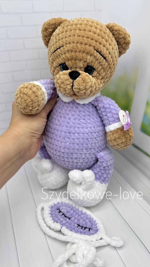 SZYDEŁKOWE LOVE maskotki premium Miś w bucikach wykonany szydełkiem SZYDEŁKOWE LOVE maskotki premium