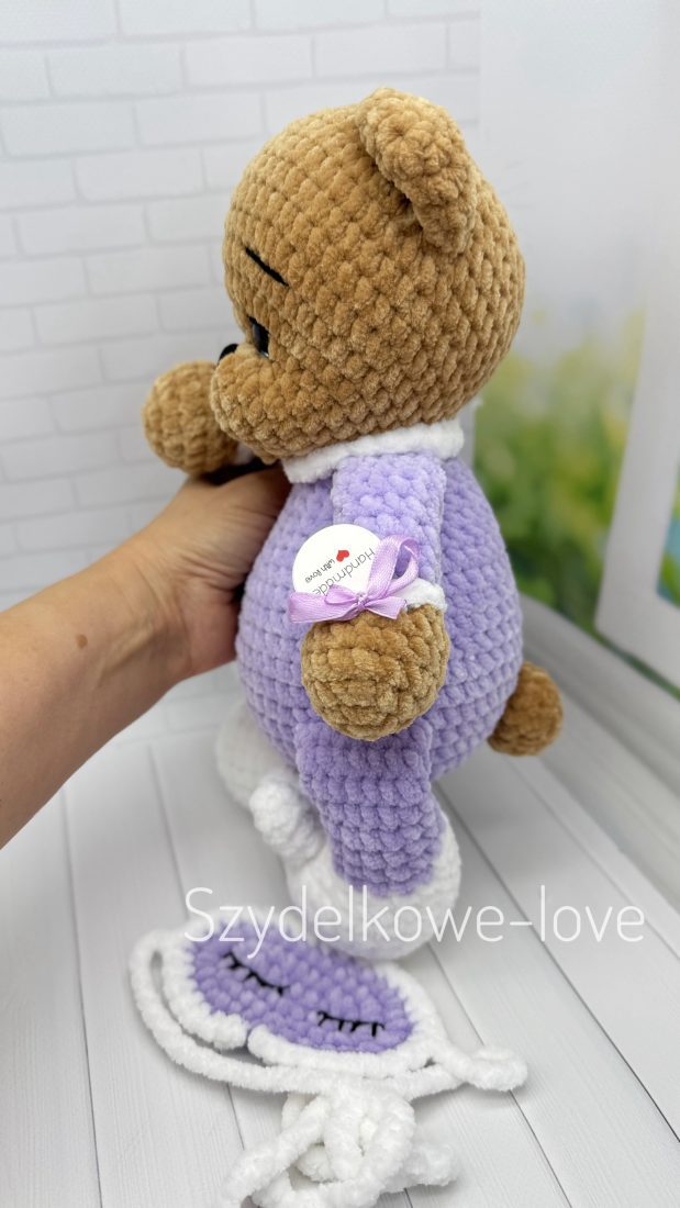 SZYDEŁKOWE LOVE maskotki premium Miś w bucikach wykonany szydełkiem SZYDEŁKOWE LOVE maskotki premium