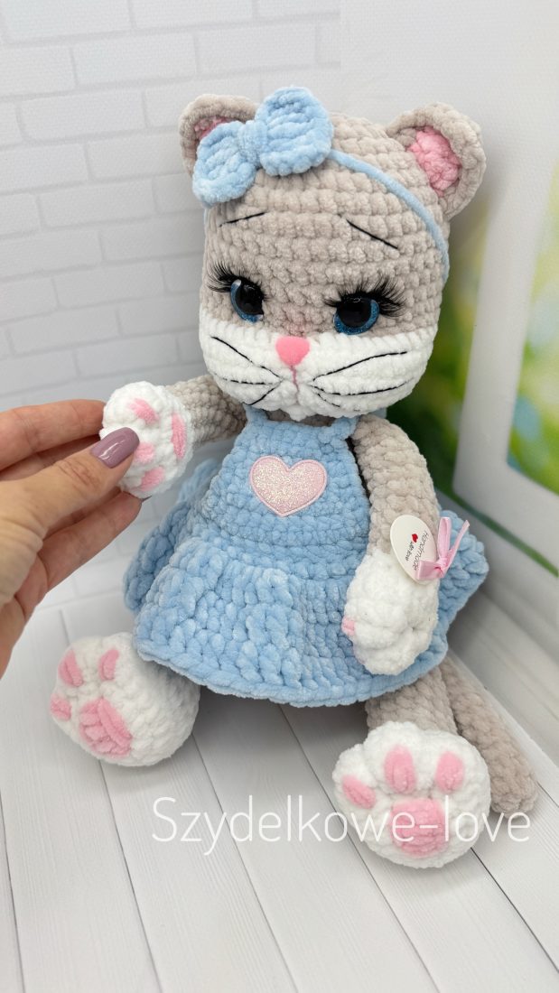 SZYDEŁKOWE LOVE maskotki premium Kotek wykonany szydełkiem SZYDEŁKOWE LOVE maskotki premium