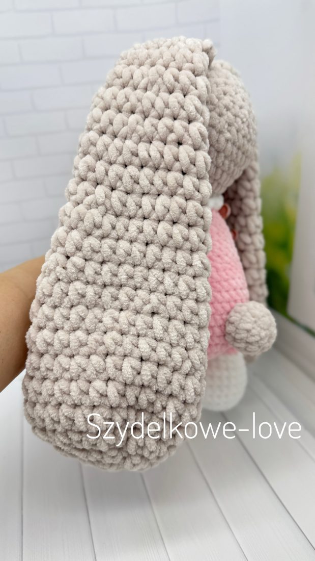 SZYDEŁKOWE LOVE maskotki premium Królik w bucikach wykonany szydełkiem SZYDEŁKOWE LOVE maskotki premium