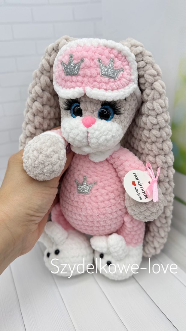 SZYDEŁKOWE LOVE maskotki premium Królik w bucikach wykonany szydełkiem SZYDEŁKOWE LOVE maskotki premium