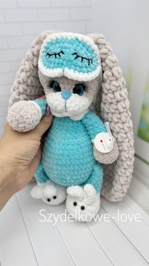 SZYDEŁKOWE LOVE maskotki premium Królik w bucikach wykonany szydełkiem SZYDEŁKOWE LOVE maskotki premium