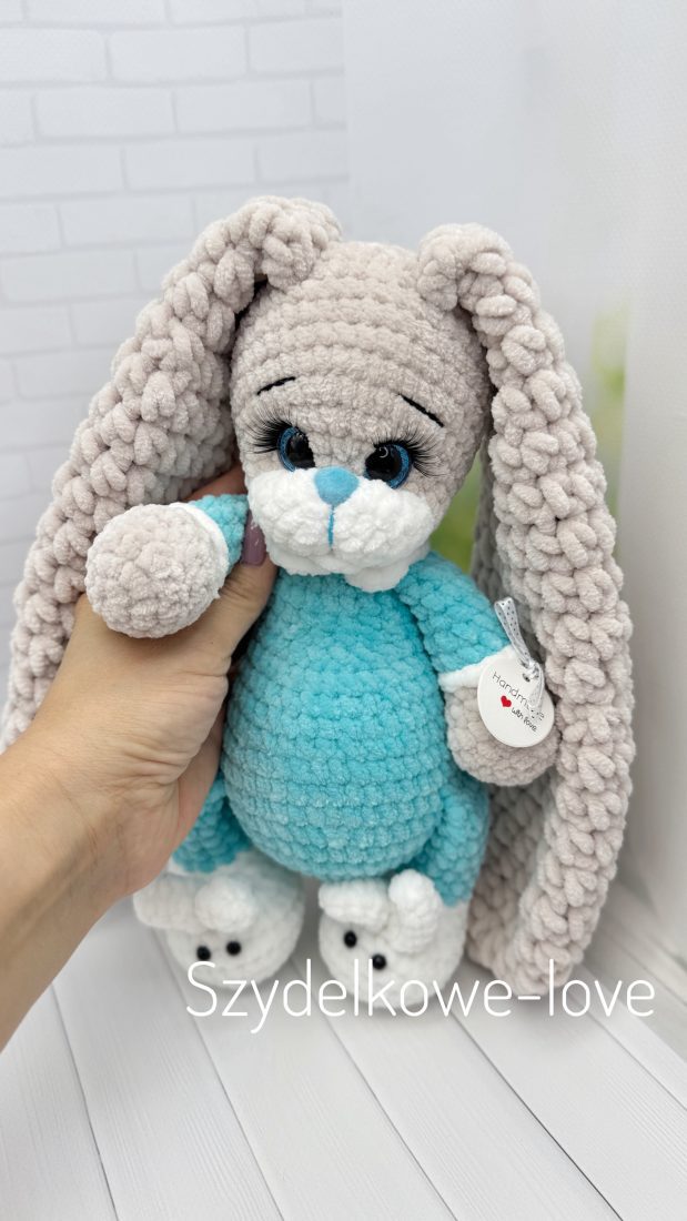 SZYDEŁKOWE LOVE maskotki premium Królik w bucikach wykonany szydełkiem SZYDEŁKOWE LOVE maskotki premium