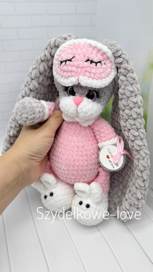 SZYDEŁKOWE LOVE maskotki premium Królik w bucikach wykonany szydełkiem SZYDEŁKOWE LOVE maskotki premium