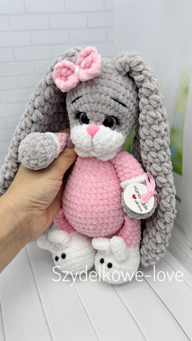 SZYDEŁKOWE LOVE maskotki premium Królik w bucikach wykonany szydełkiem SZYDEŁKOWE LOVE maskotki premium