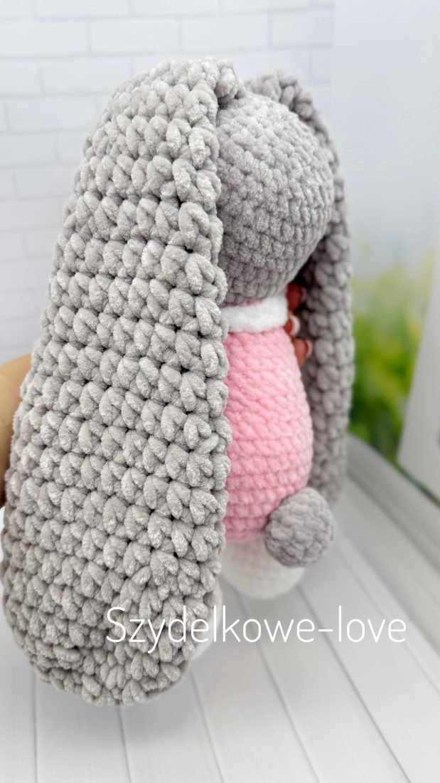SZYDEŁKOWE LOVE maskotki premium Królik w bucikach wykonany szydełkiem SZYDEŁKOWE LOVE maskotki premium
