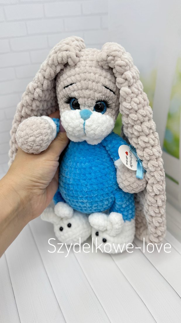 SZYDEŁKOWE LOVE maskotki premium Królik w czapeczce i bucikach wykonany szydełkiem SZYDEŁKOWE LOVE maskotki premium