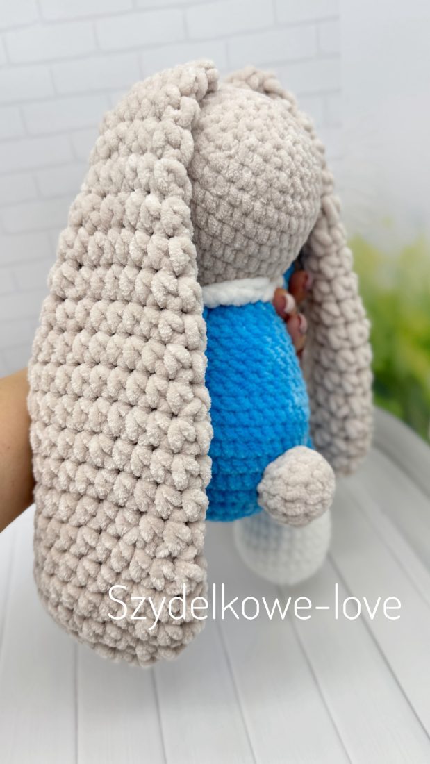 SZYDEŁKOWE LOVE maskotki premium Królik w czapeczce i bucikach wykonany szydełkiem SZYDEŁKOWE LOVE maskotki premium