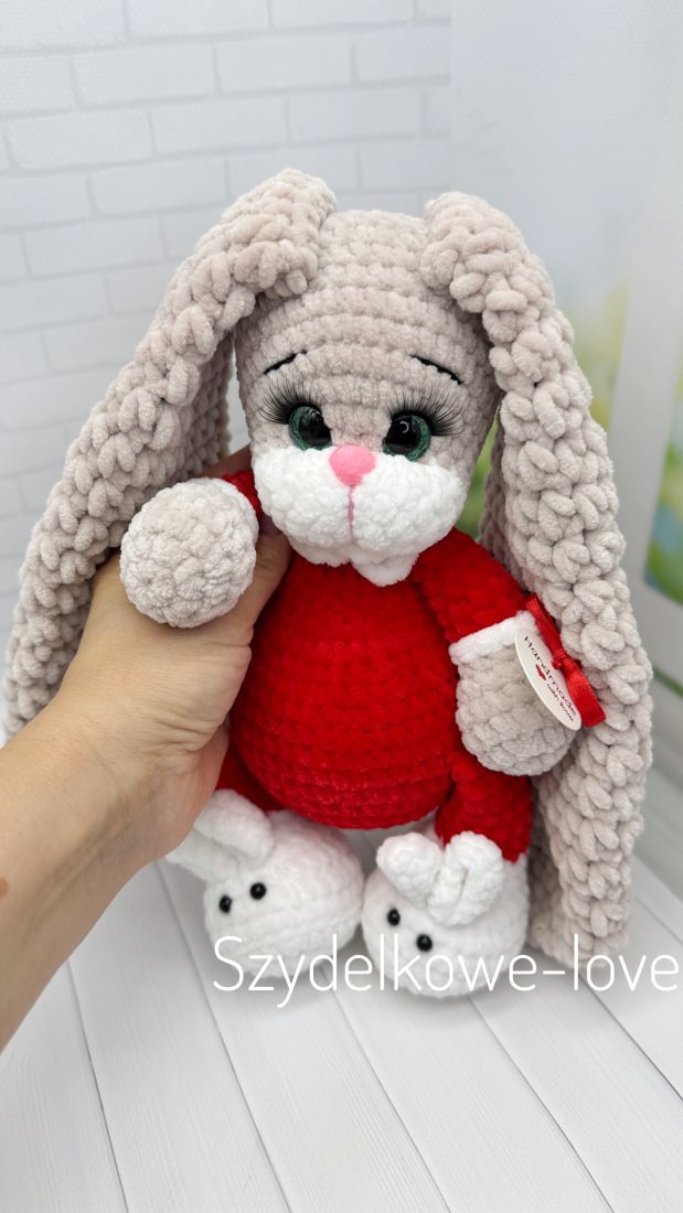 SZYDEŁKOWE LOVE maskotki premium Królik w czapeczce i bucikach wykonany szydełkiem SZYDEŁKOWE LOVE maskotki premium