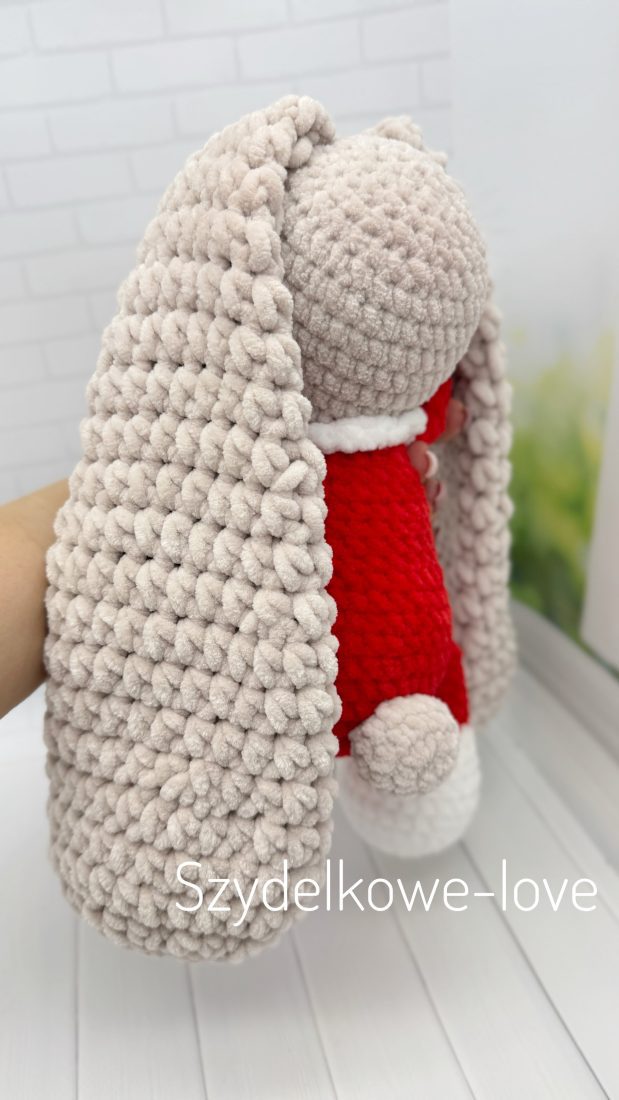 SZYDEŁKOWE LOVE maskotki premium Królik w czapeczce i bucikach wykonany szydełkiem SZYDEŁKOWE LOVE maskotki premium