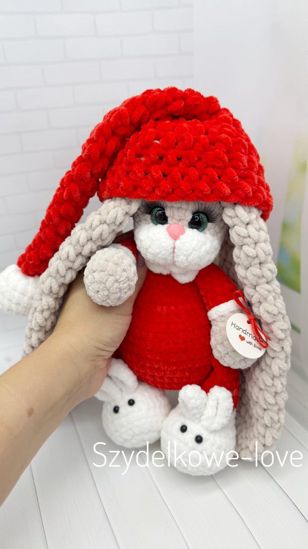 SZYDEŁKOWE LOVE maskotki premium Królik w czapeczce i bucikach wykonany szydełkiem SZYDEŁKOWE LOVE maskotki premium
