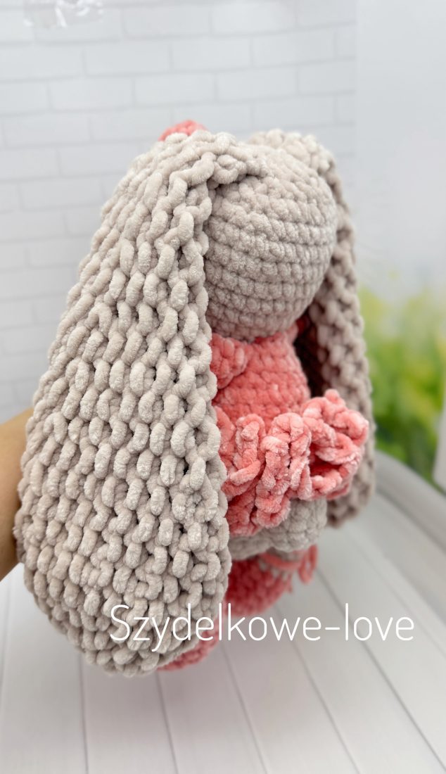 SZYDEŁKOWE LOVE maskotki premium Królik w sukience wykonany szydełkiem SZYDEŁKOWE LOVE maskotki premium