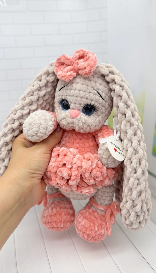 SZYDEŁKOWE LOVE maskotki premium Królik w sukience wykonany szydełkiem SZYDEŁKOWE LOVE maskotki premium