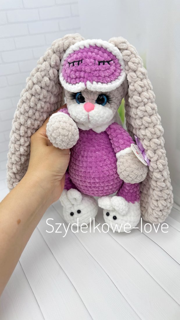 SZYDEŁKOWE LOVE maskotki premium Królik w bucikach wykonany szydełkiem SZYDEŁKOWE LOVE maskotki premium