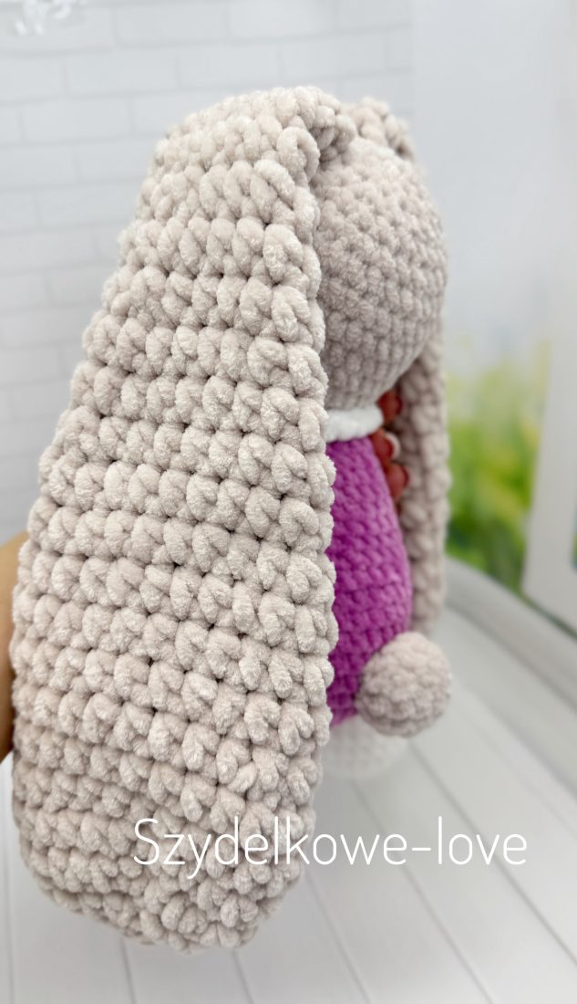 SZYDEŁKOWE LOVE maskotki premium Królik w bucikach wykonany szydełkiem SZYDEŁKOWE LOVE maskotki premium