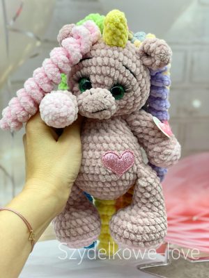 SZYDEŁKOWE LOVE maskotki premium Ręcznie robione pluszaki maskotki na szydełku premium handmade mascots Szydełkowe Love to zabawki maskotki z hipoalergicznej włóczki To w 100 rękodzieło