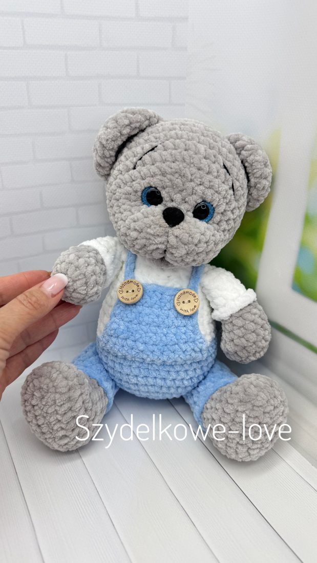 SZYDEŁKOWE LOVE maskotki premium Miś w spodenkach wykonany szydełkiem SZYDEŁKOWE LOVE maskotki premium